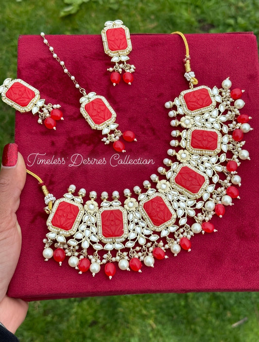Red choker / necklace set in Kundan with curving stone