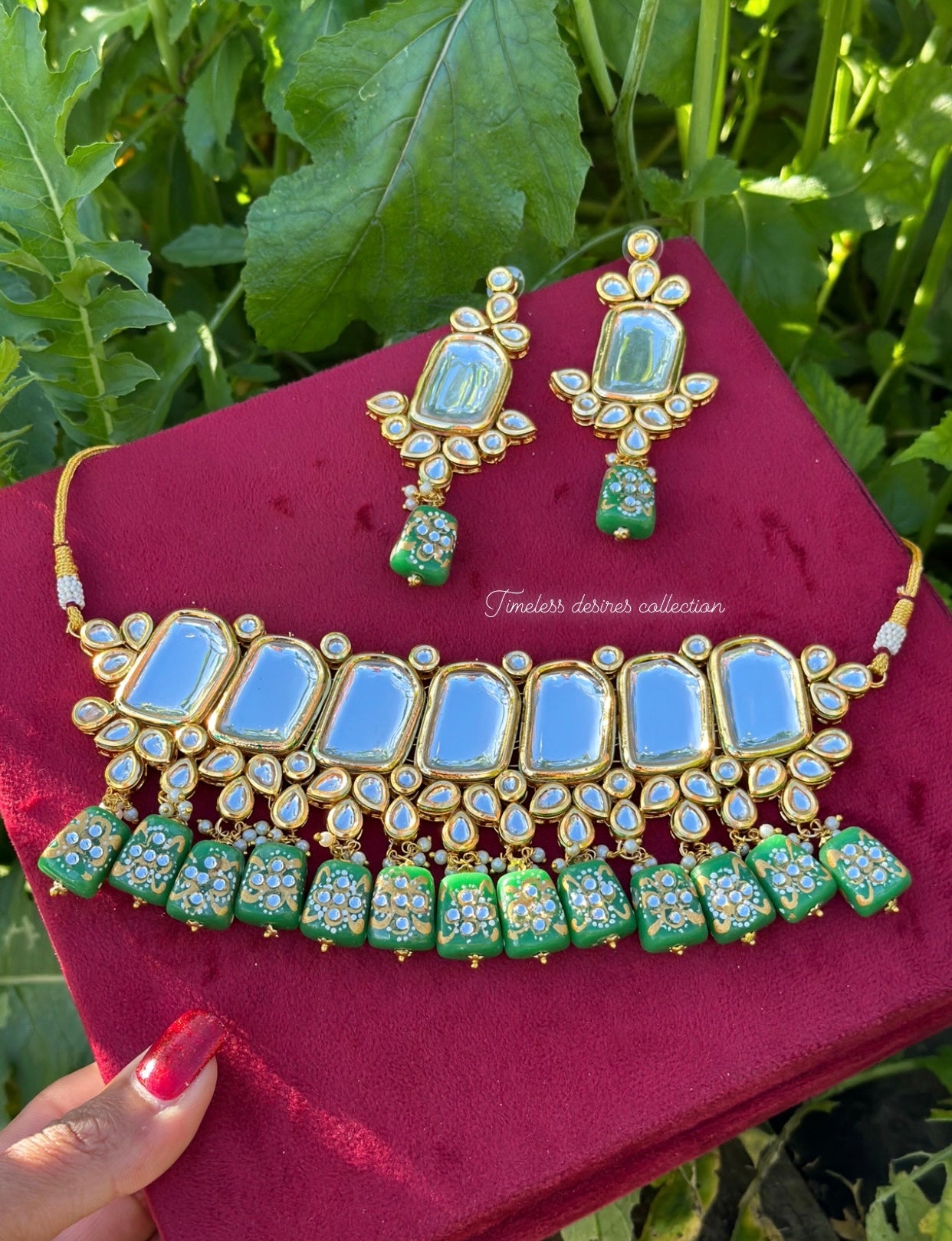Green choker / necklace set in uncut Kundan with tumbler beads