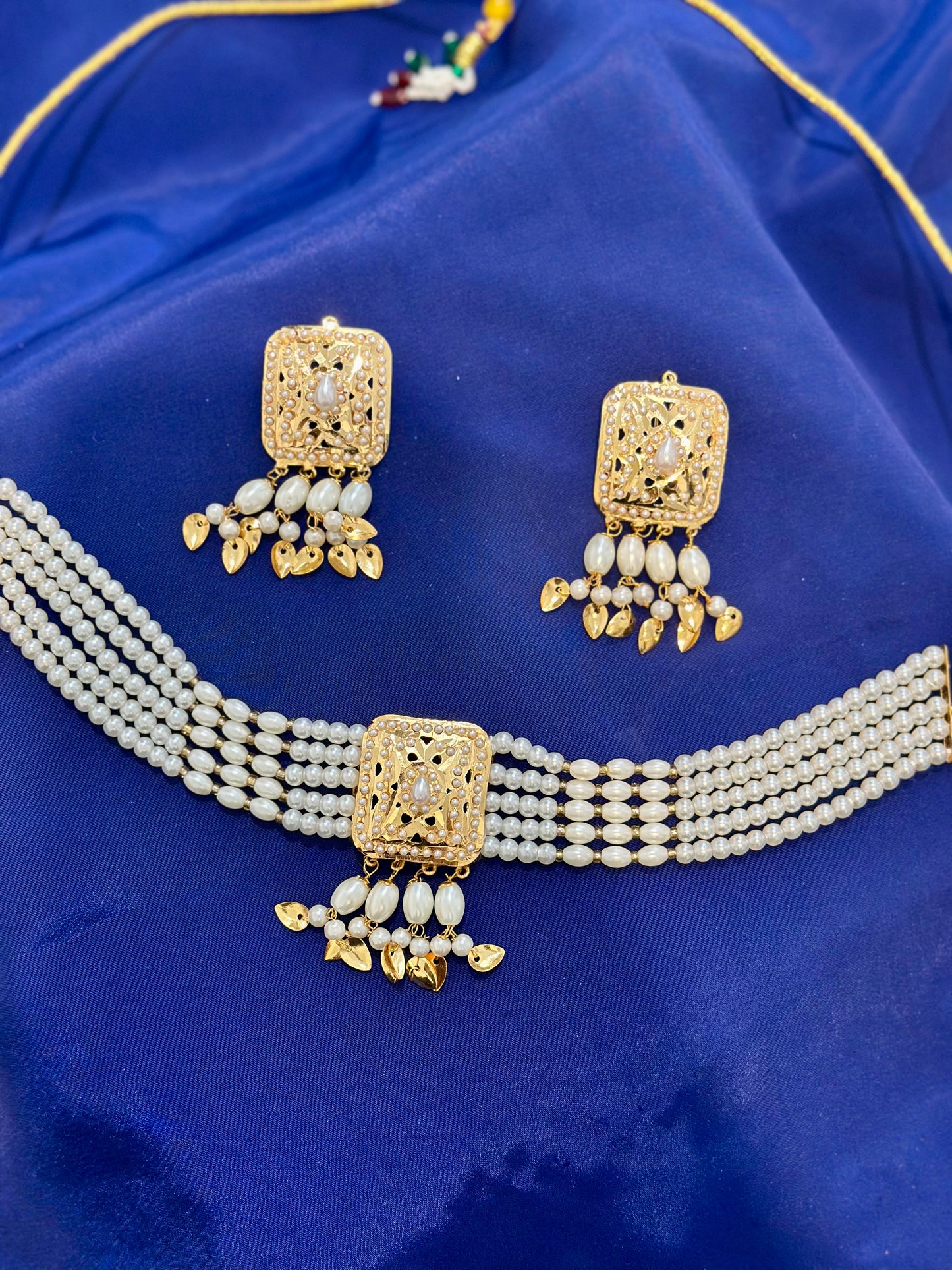 Gold look necklace set - (Code:070)
