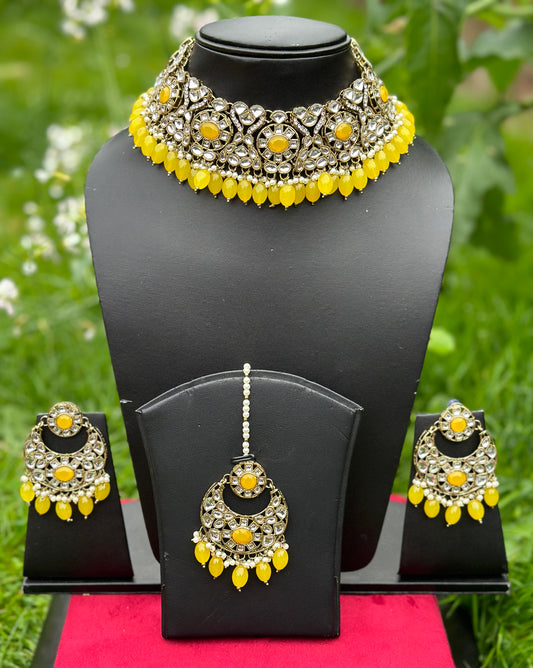 Yellow necklace / Choker set in Kundan