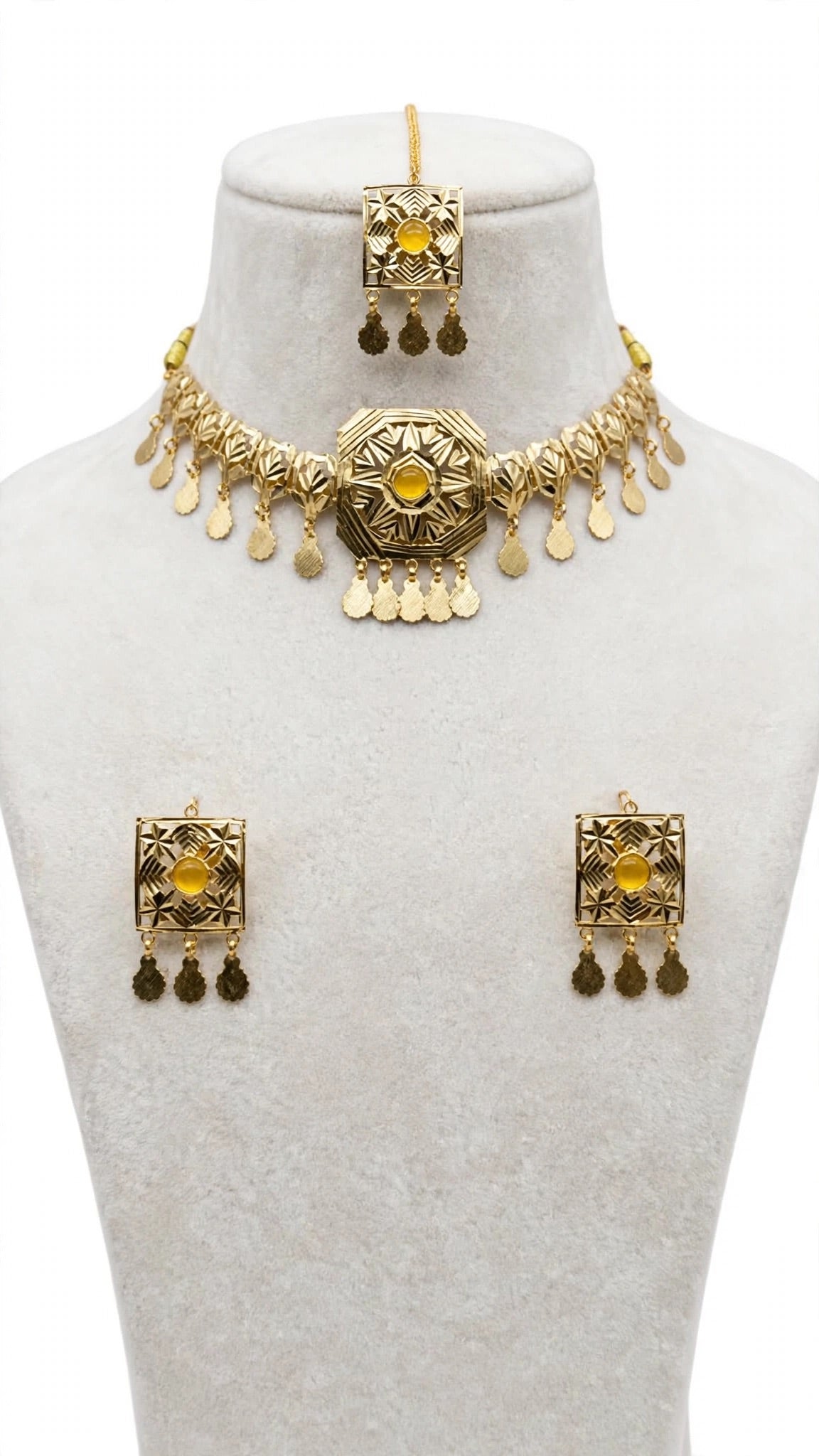 Necklace set with earrings and tikka