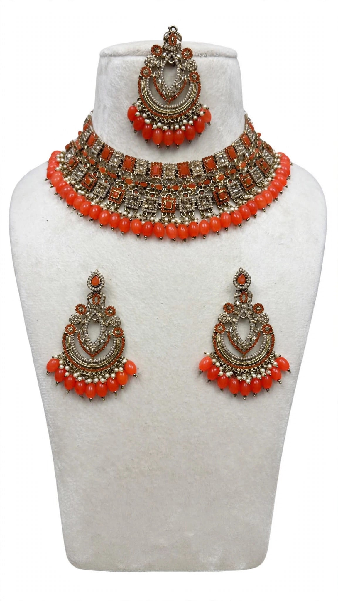 Necklace set with earrings and tikka