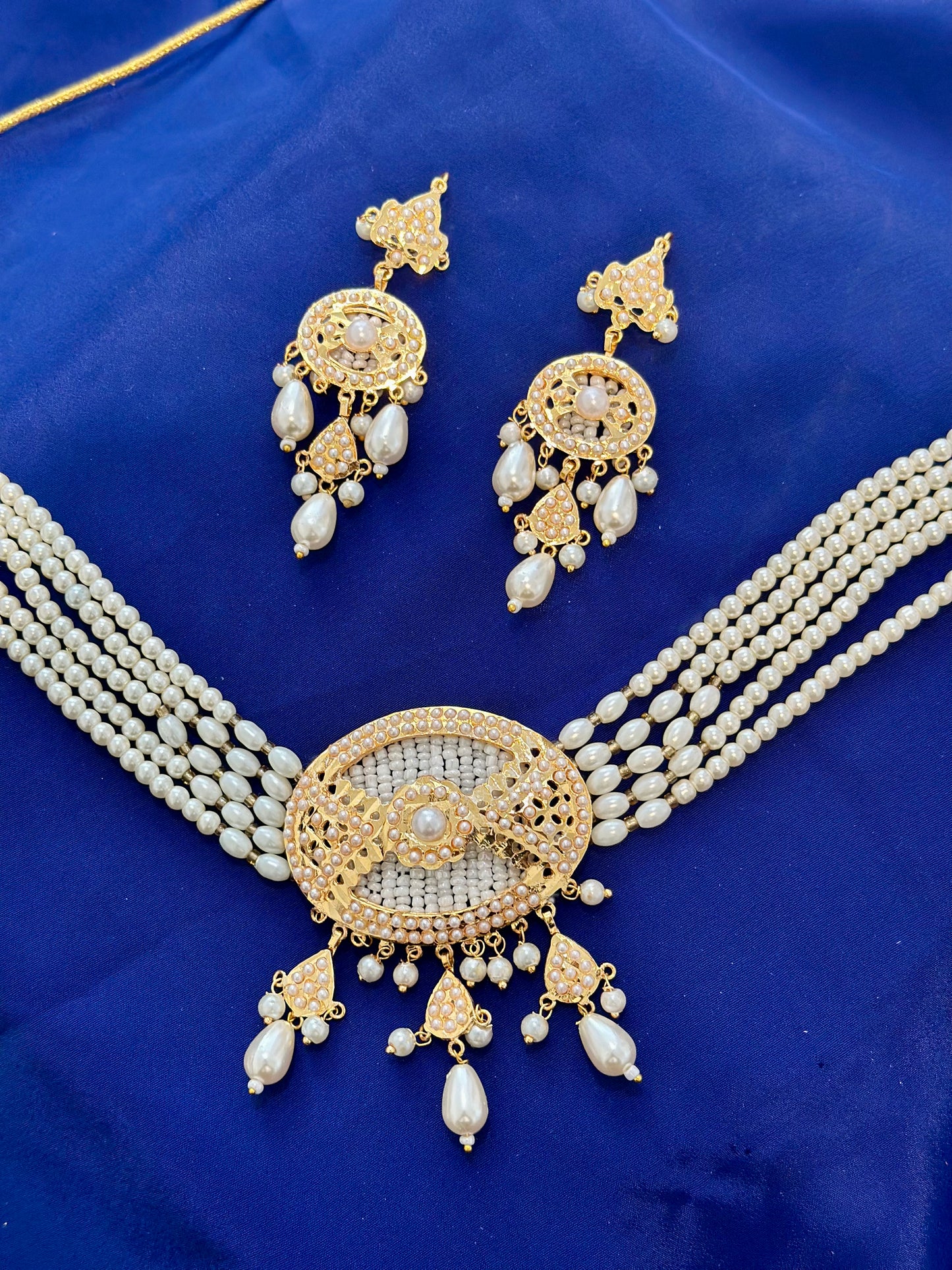 Gold look necklace set - ( Code:069)