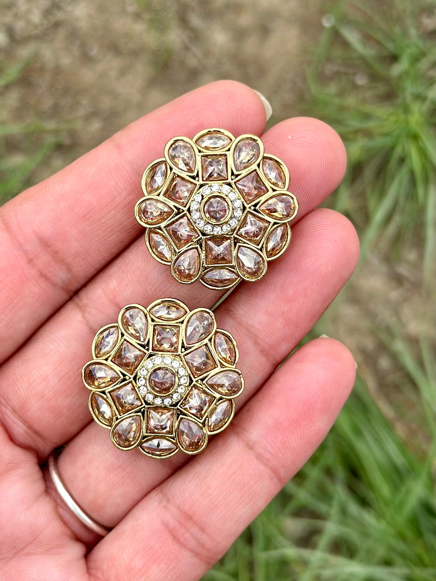Golden stud earrings - J29