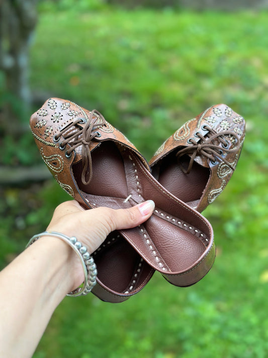 Boot Jutti for causal wear in brown colour with lace work