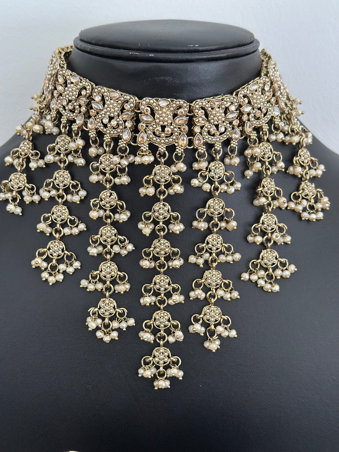 Golden necklace set with earrings, Code: E15